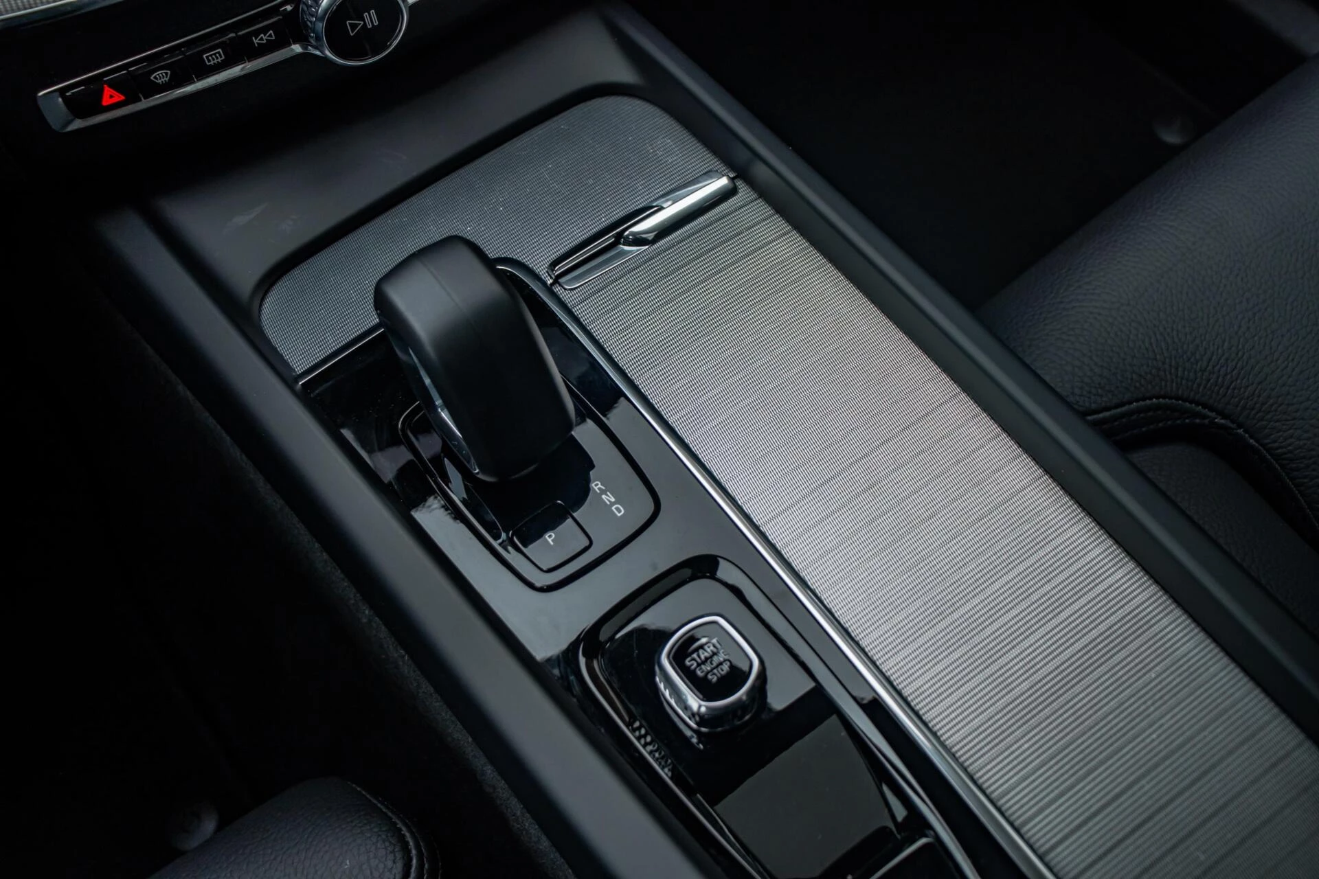 Volvo XC60 2024 - 2.0 T6 Plug-in hyb.AWD Ultra Dark, BTW, Pano, H&K obrázek 17