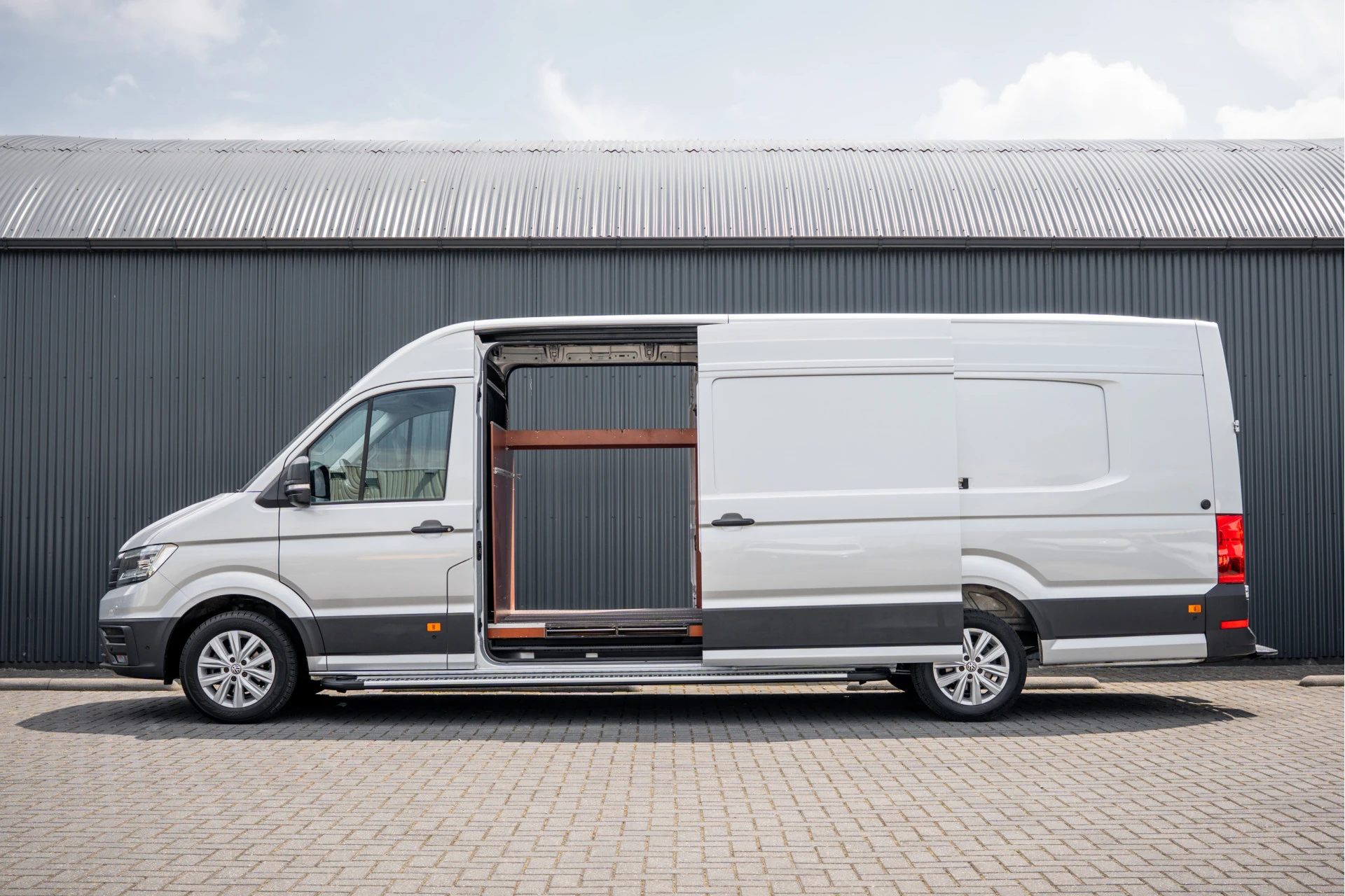 Volkswagen Crafter 2023 - 2.0 TDI XL L5H3 | 177 PK | Rijplaten | Automaat | LED | Camera | Carplay | Schuifdeur L+R | PDC | Trekhaak afbeelding 6