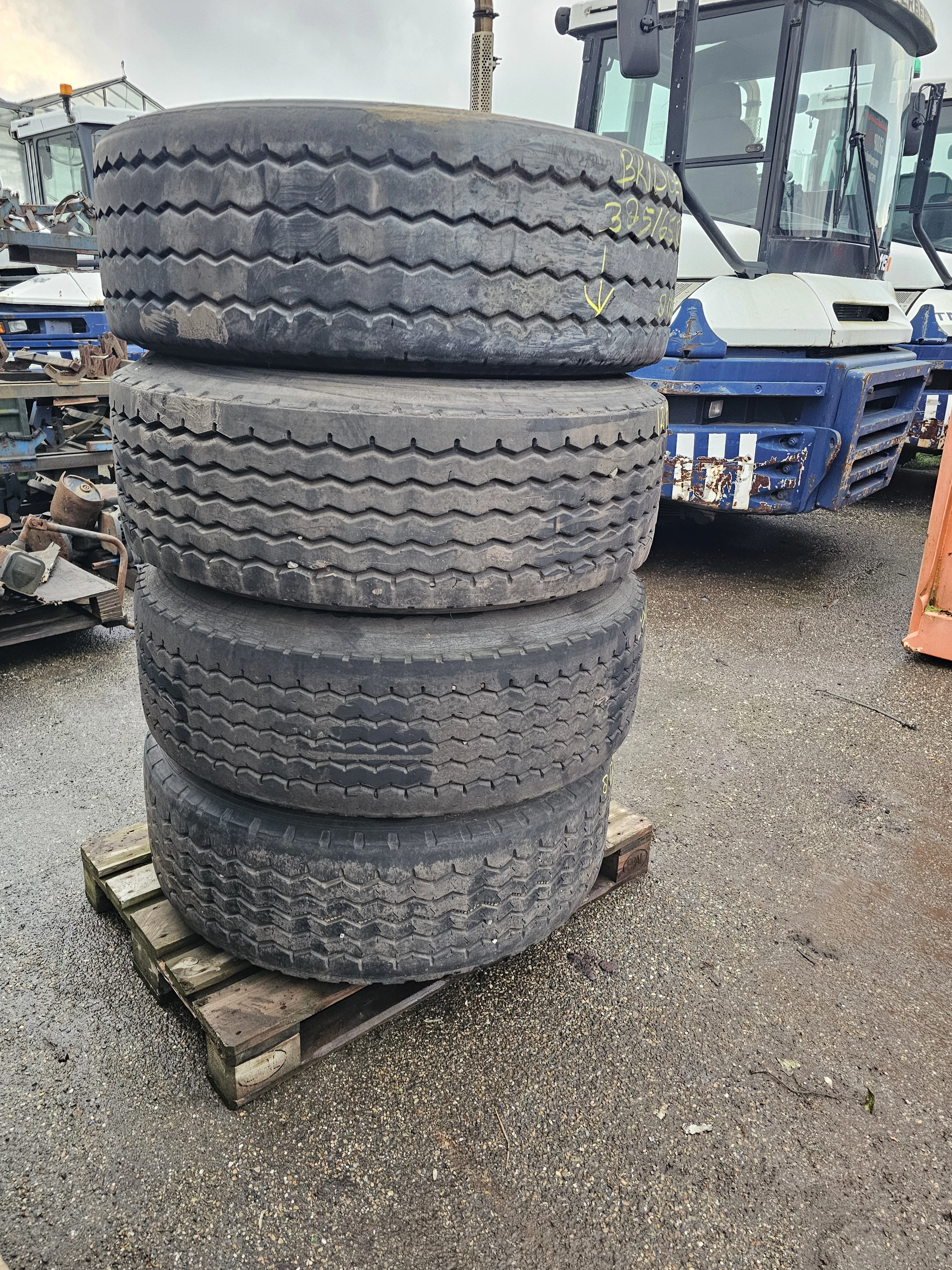 BRIDGESTONE 385/65 R 22.5 ON RIM FOR DRUM BRAKES. 2000 afbeelding 1