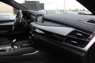 BMW X6 2017 - xDrive35i High Executive M-Sport LEDER MEMORY SCHUIFDAK SOFTCLOSE H&K TREKHAAK obrazek 17