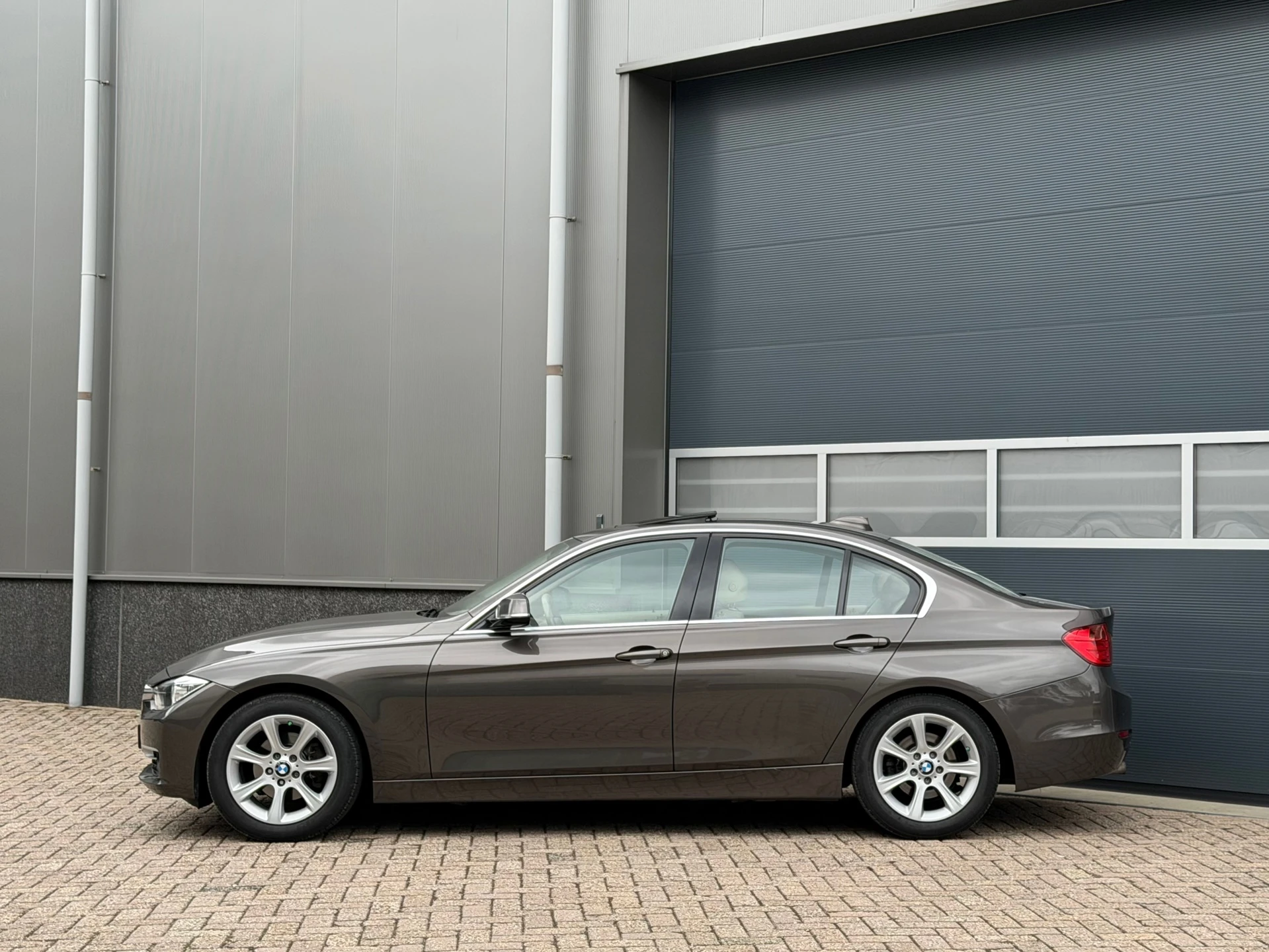 BMW 3 Serie 2012 - 320i EfficientDynamics Edition Upgrade Edition bj.2012 Navi|Leder|Open dak|Nap. afbeelding 2