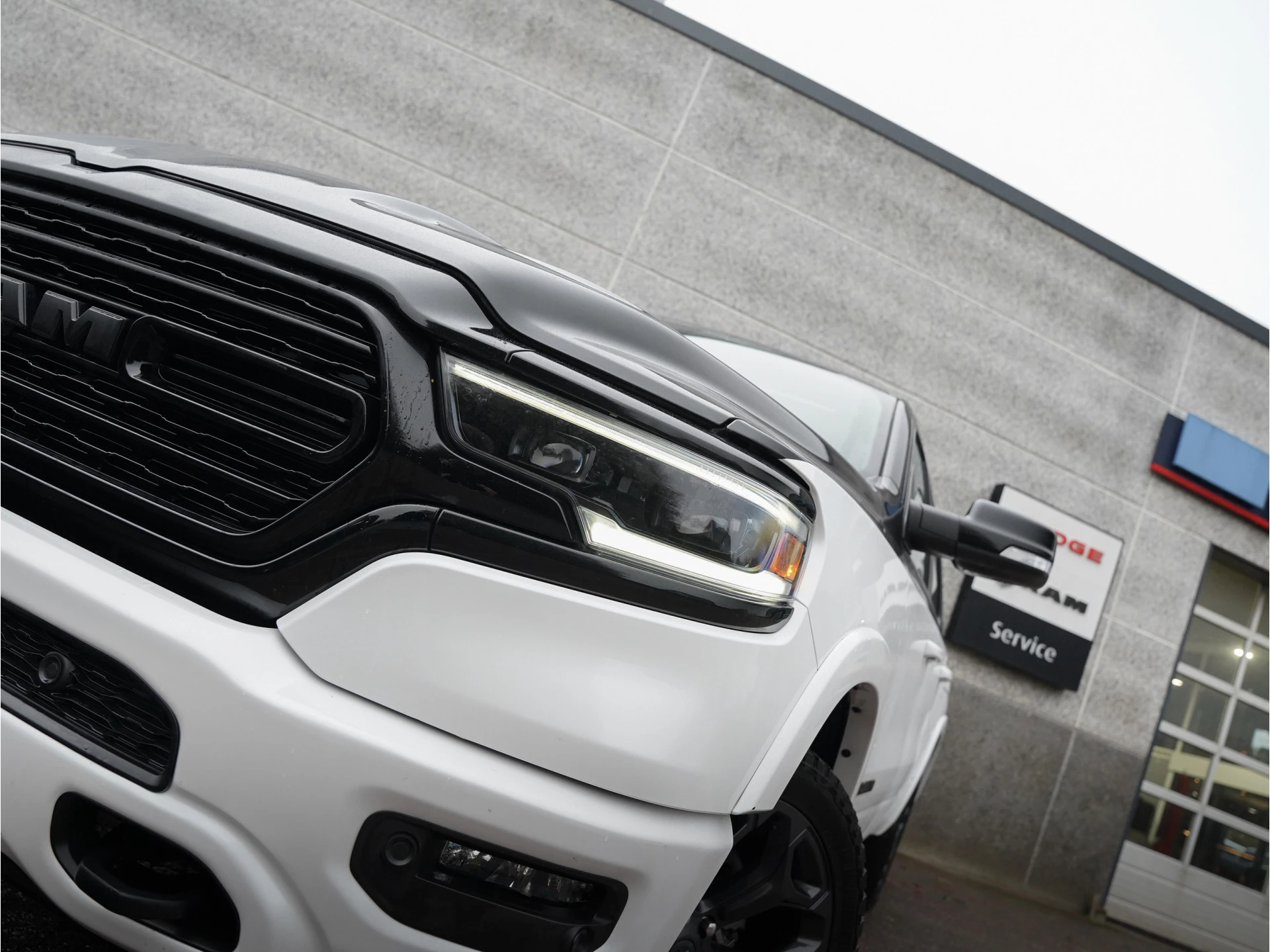 Dodge Ram 1500 2022 - 5.7 V8 4x4 Crew Cab Limited Night изображение 8