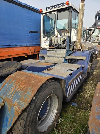 Terberg RT283 | TERMINAL TRACTOR 4X4| TURNING CHAIR. | AUTOMATIC GEAR | NOT RUNNING. 2011 - N/A obrazek 3
