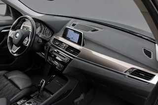 BMW X1 2018 - sDrive18i Automaat Executive X-Line Sportstoelen 18'' NAVI TREKHAAK image 2 miniature