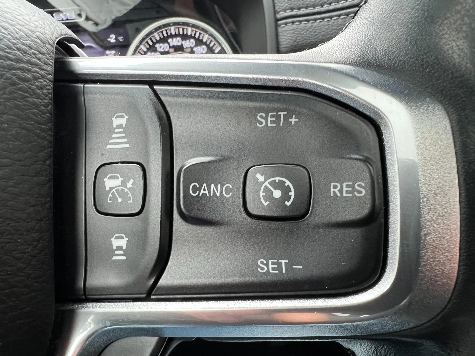 Dodge Ram 1500 2020 - 5.7 V8 4x4 Crew Cab Laramie Sport package Bild 17