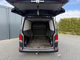 Volkswagen Transporter 2020 - 2.0 TDI 111 PK HIGHLINE / STARLIGHT BLUE METALLIC / L2H1 / TREKHAAK / IMPERIAAL / CAMERA / CRUISE / AIRCO afbeelding 6
