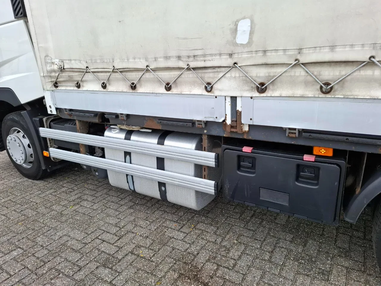 Renault T480 COMFORT 2017 - / DOUBLE TANK / TIR LINE / TUV:30-03-2026 / THROUGH LOADING SYSTEM / LWDS / AUTOMATIC / EURO-6 / 2017 obrázek 12
