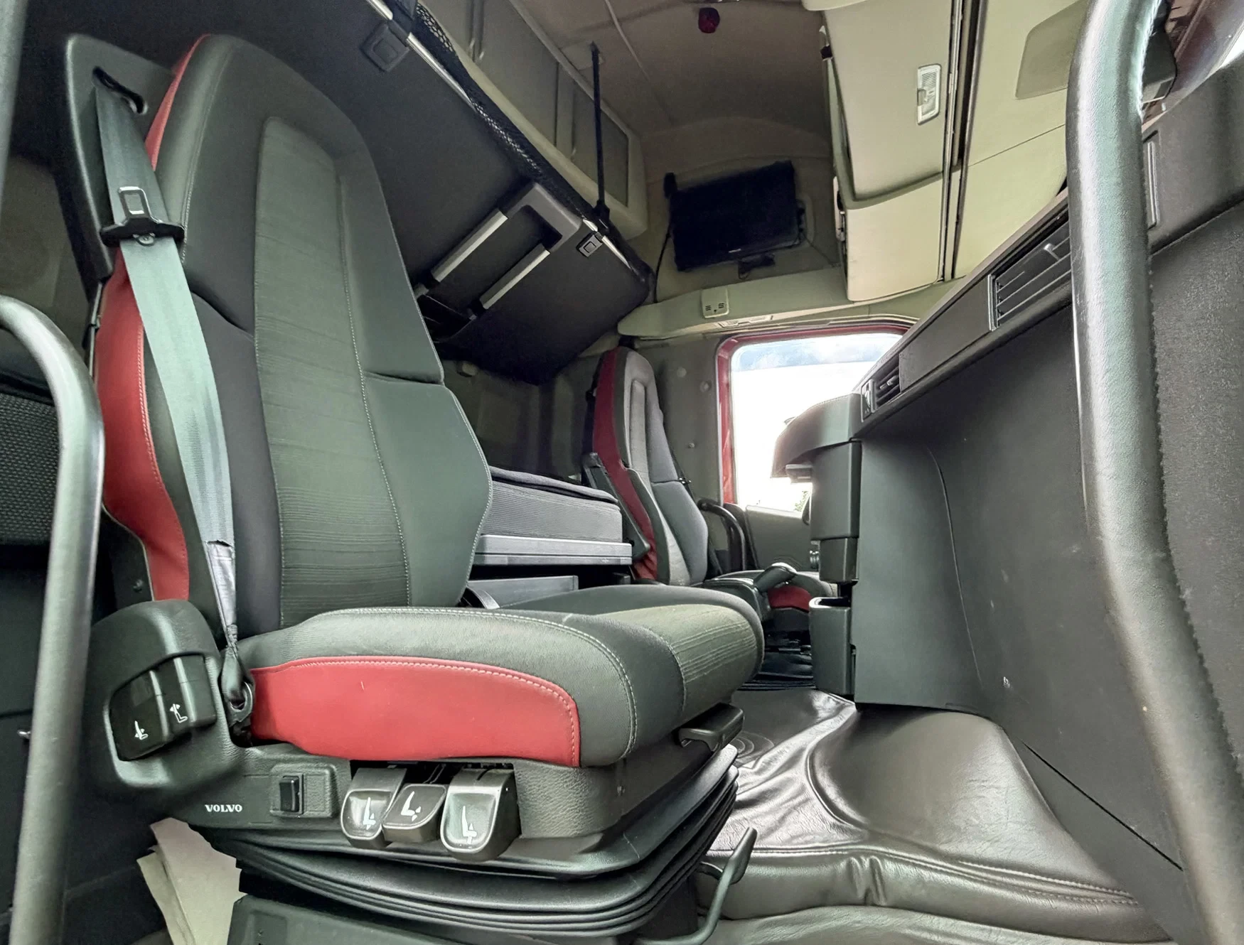 Volvo FH 2018 - 13.500 I-PARK COOL FULL AIR HEIWO ISOLATED BOX + BOX HEATER TAIL LIFT TOP CONDITION HOLLAND-TRUCK изображение 13
