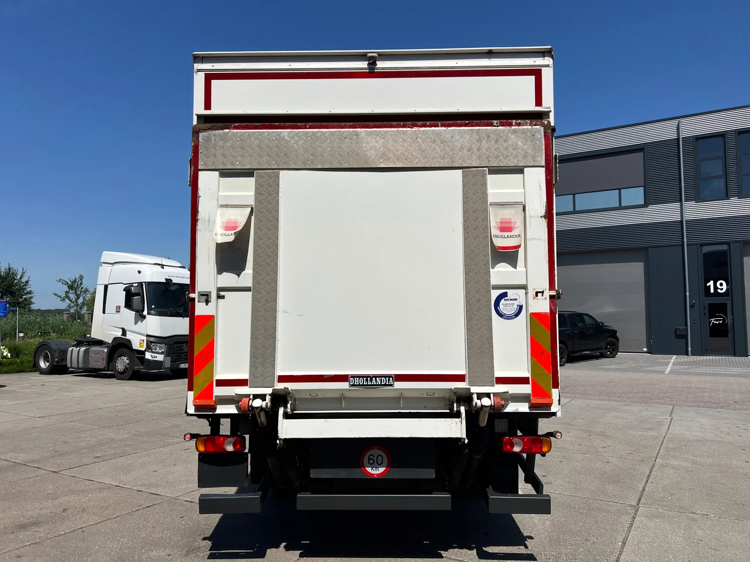 Renault D 2019 - Wide 28.320 / 6x2 / Closed box / Dhollandia image 5