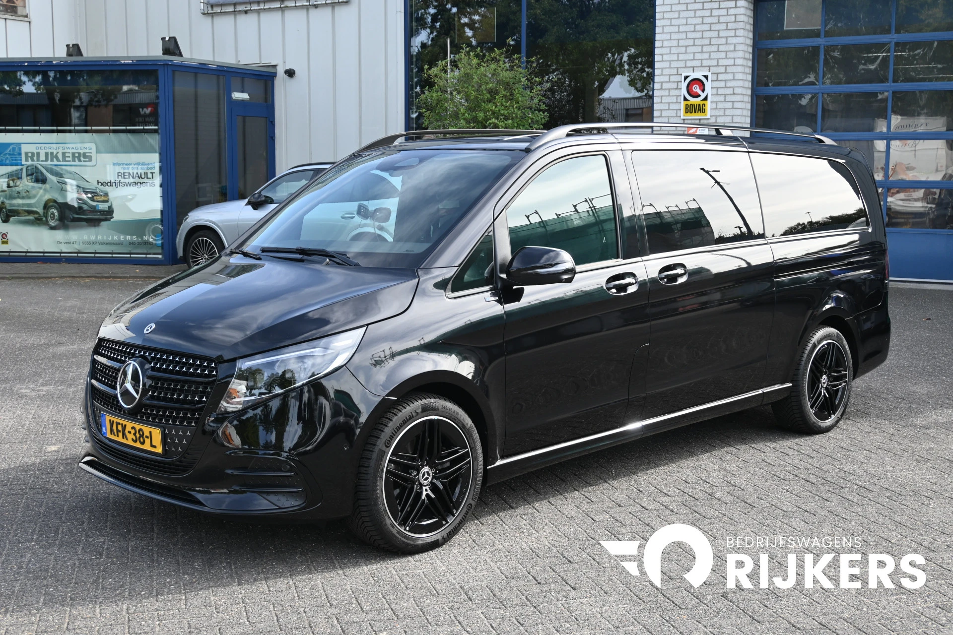 Mercedes-Benz V-Class 2025 - 300d AMG 4-Matic L3 Avantgarde 4x4 image 1