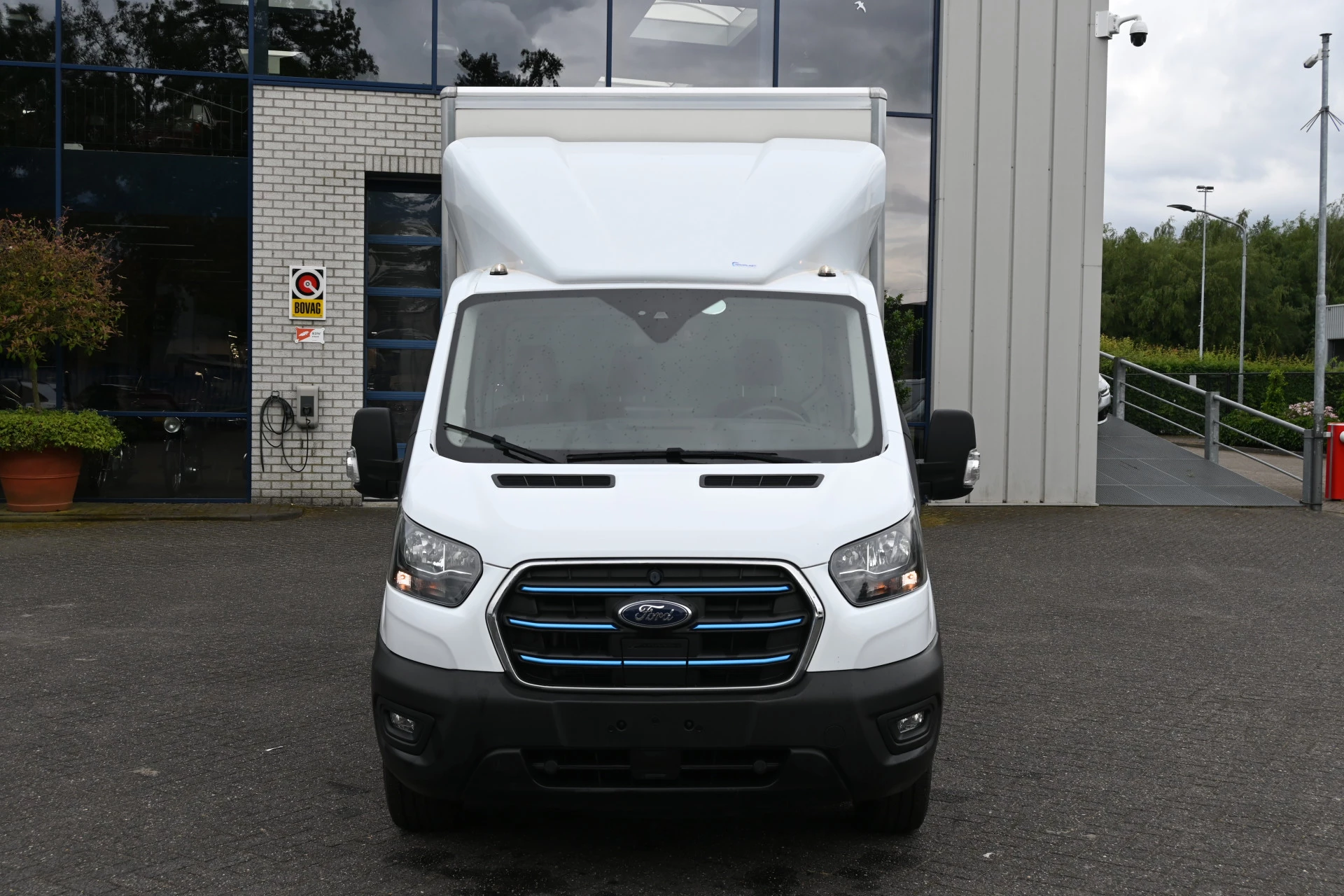 Ford E-Transit 2025 - 68kWh 390L Trend Bakwagen met Dhollandia laadklep imagem 2
