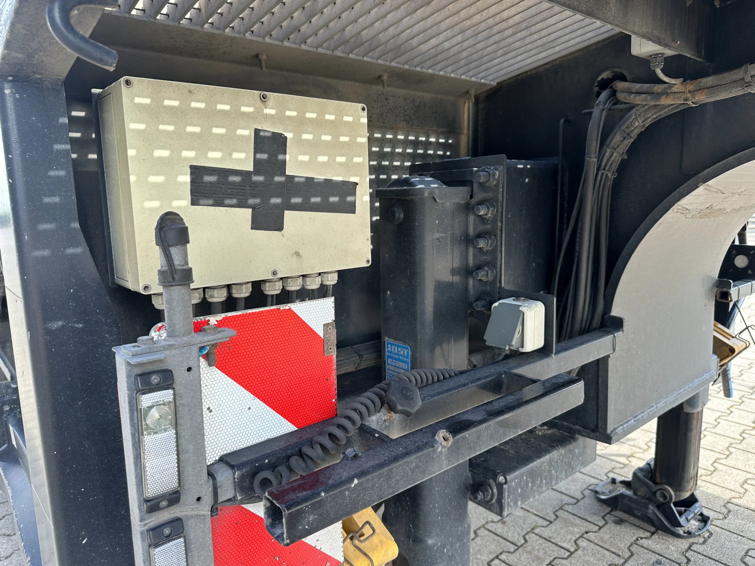Broshuis 2017 - 3ABSD Lowloader 3-axle / GVW: 59.000kg / Neck: 23.000kg / hydraulic steering + ramps + loading table / 4.60m extendable / winch / liftaxle afbeelding 47