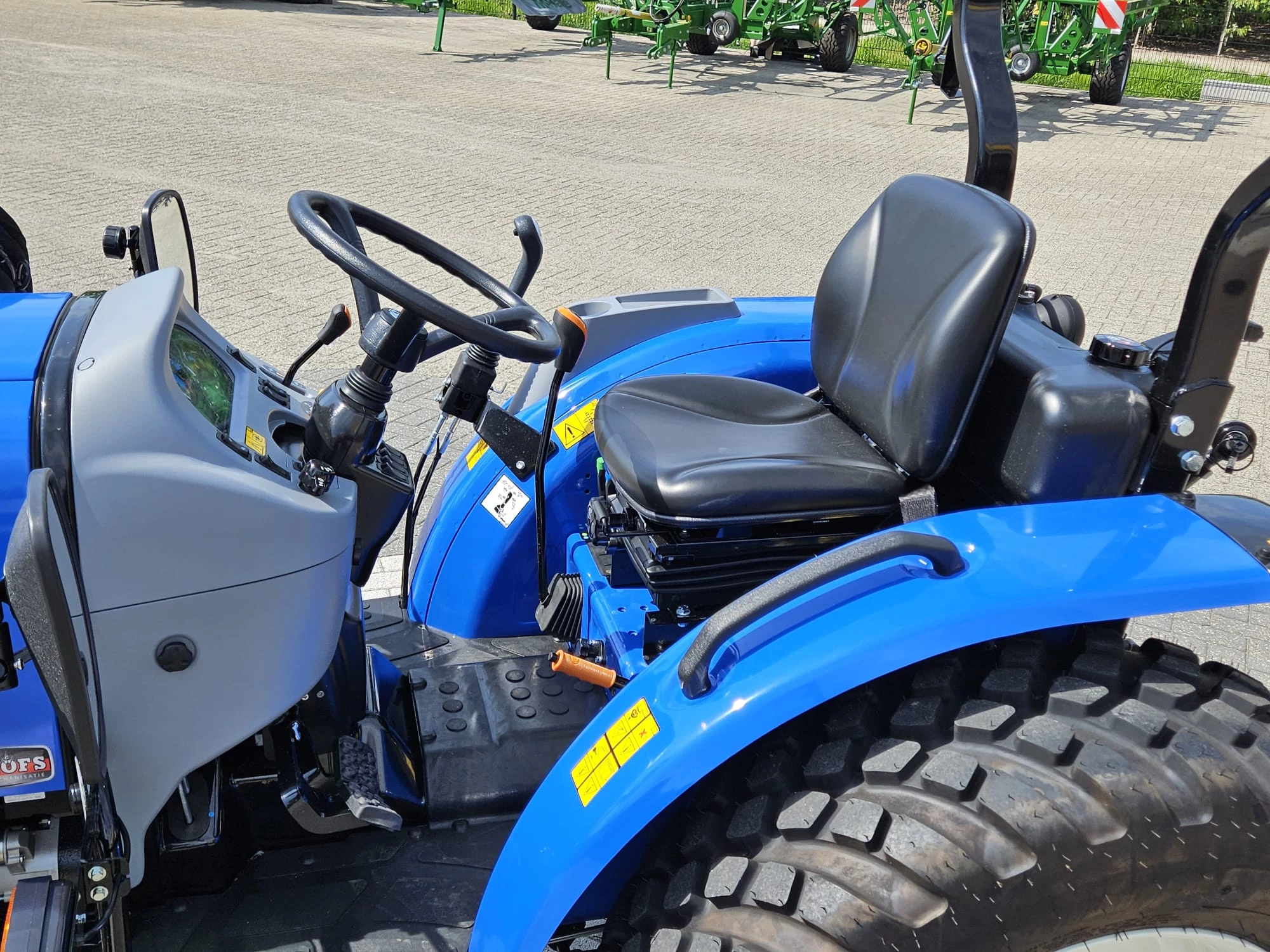 New Holland 2024 - Boomer 55 HST met voorlader en Kemp balenprikker afbeelding 22