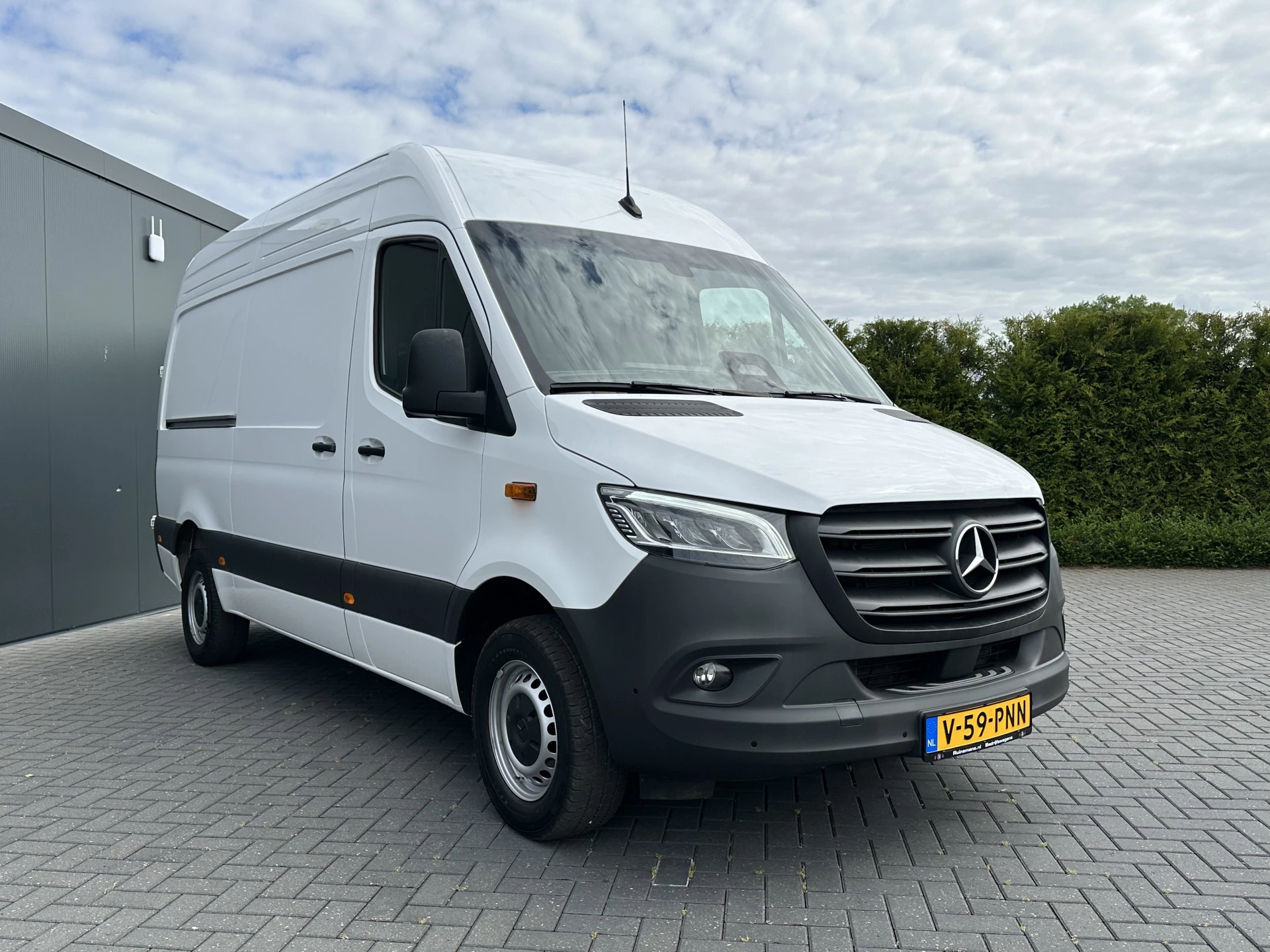 Mercedes-Benz Sprinter 2024 - 317 CDI 9G-TRONIC RWD FACELIFT / L2H2 / CAMERA / LED / MBUX / CRUISE / AIRCO / BLIND SPOT / GEVEERDE STOEL zdjęcie 4