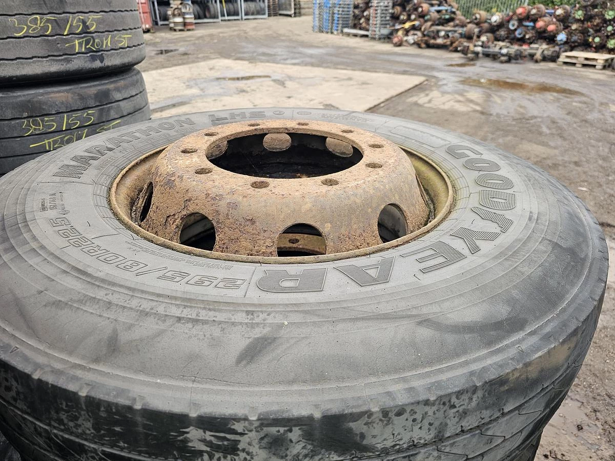 Several 315/80 R 22.5 2000 imagen 5