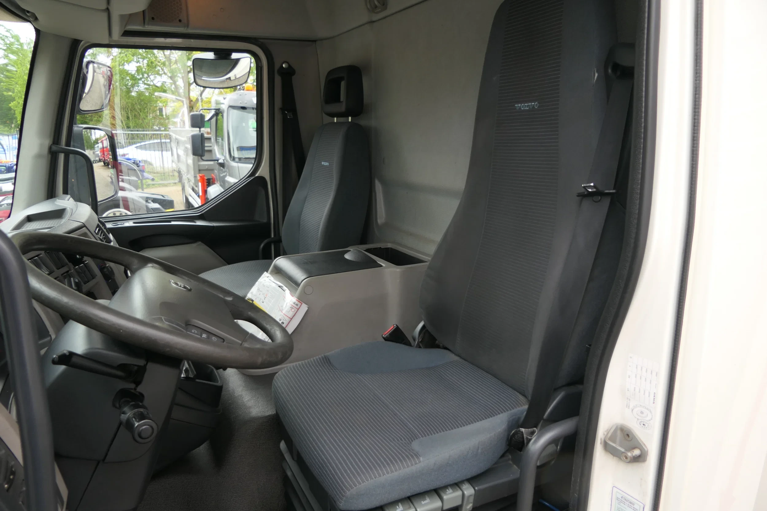 Volvo 240 2013 - FL | Carrier SUPRA 950Mt / Bi-temp | 3 Compartments | 575845Km | 2013 | 12Ton | 6 Cylinder | Dhollandia 1500Kg | Luxembourg Truck afbeelding 37