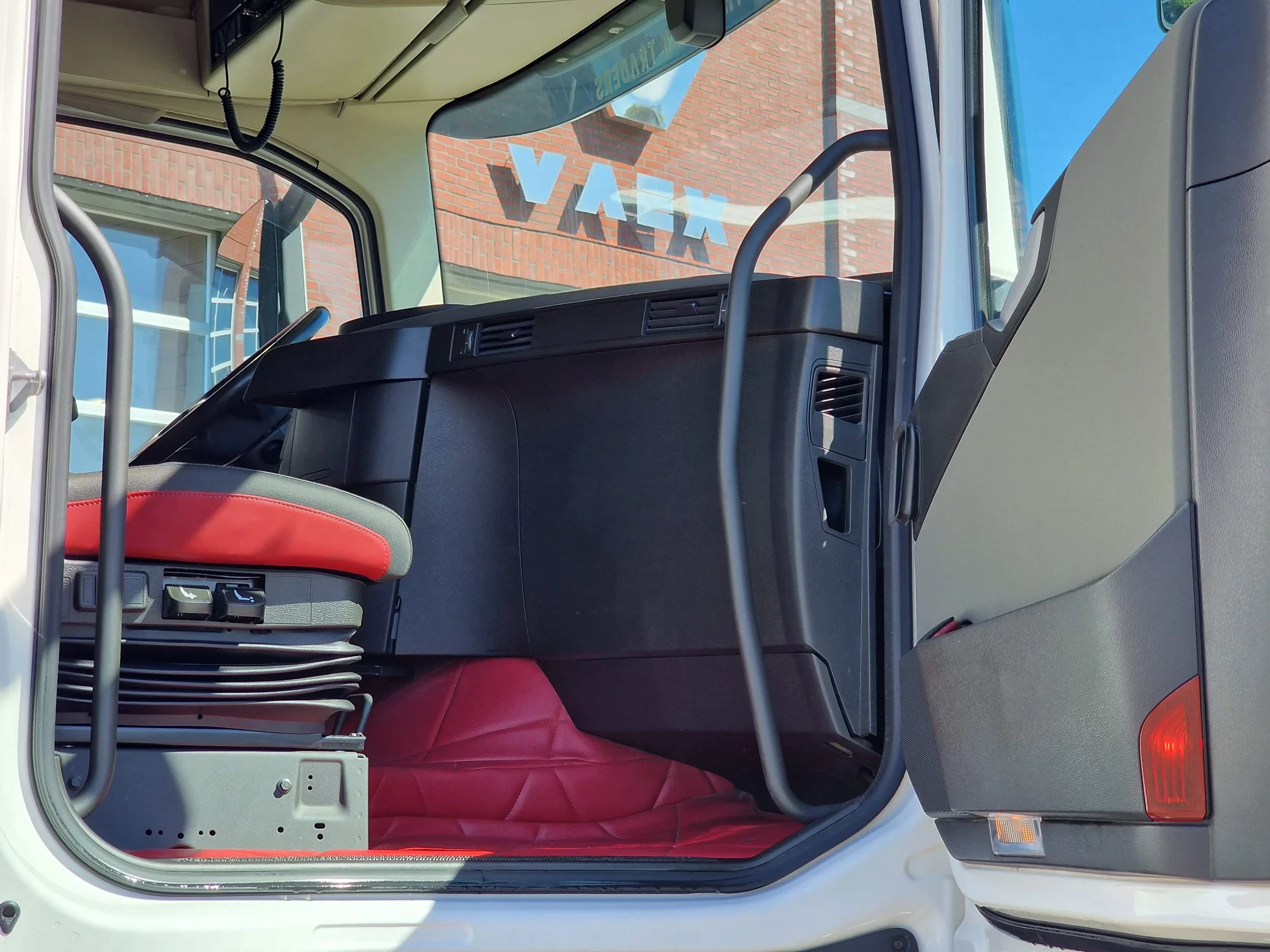 Volvo FH 2019 - 13.500 Low roof 6x2 - PTO/Hydraulic - 3.00 WB - Steel/air - VEB+ obrázek 21
