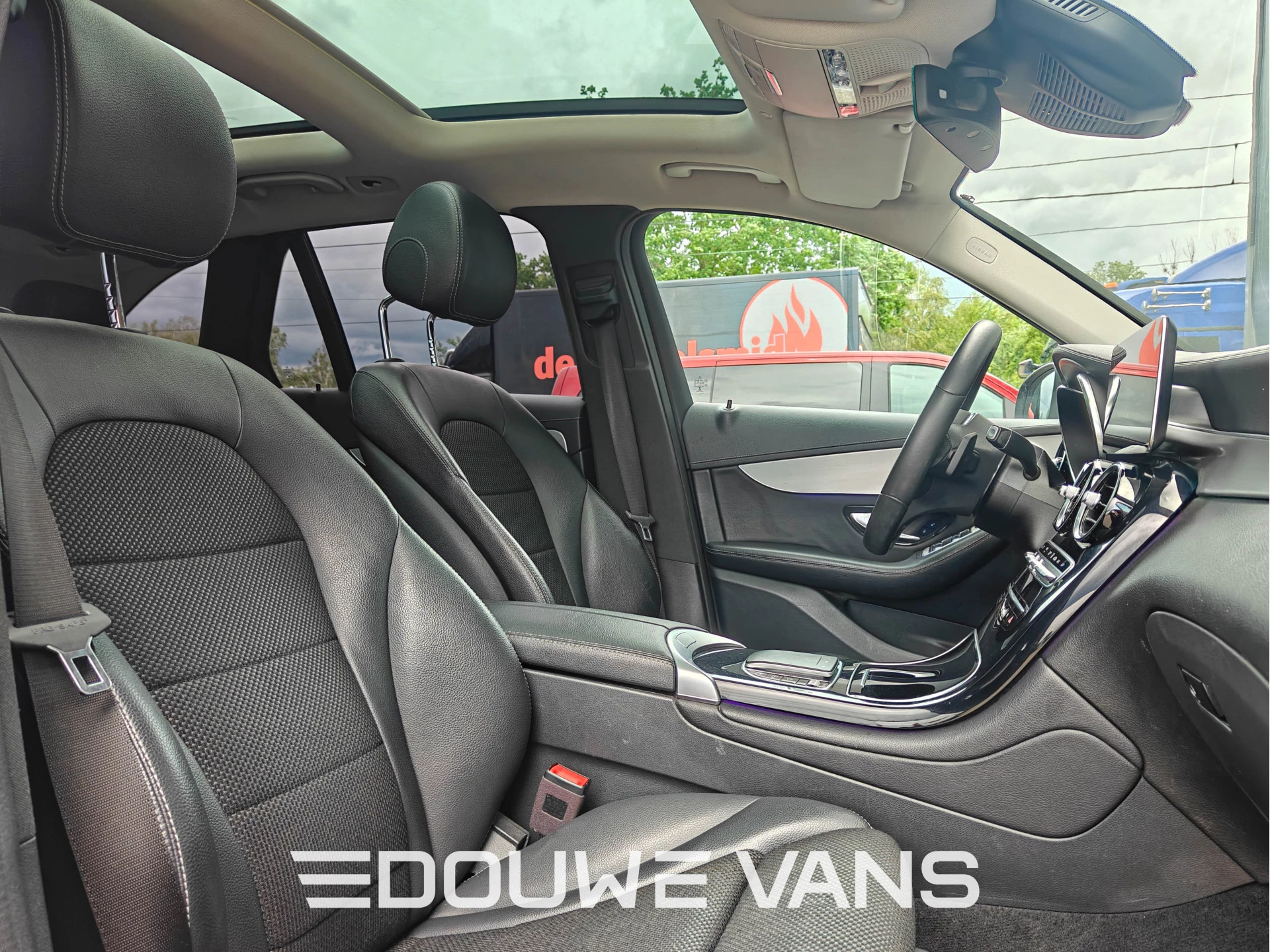 Mercedes-Benz GLC 2021 - 300e 4MATIC Panorama Luchtvering Trekhaak afbeelding 16