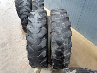 Bridgestone N/A - 1000 x 20 Set / 10.00 x 20: 4x2 Tyres изображение 13