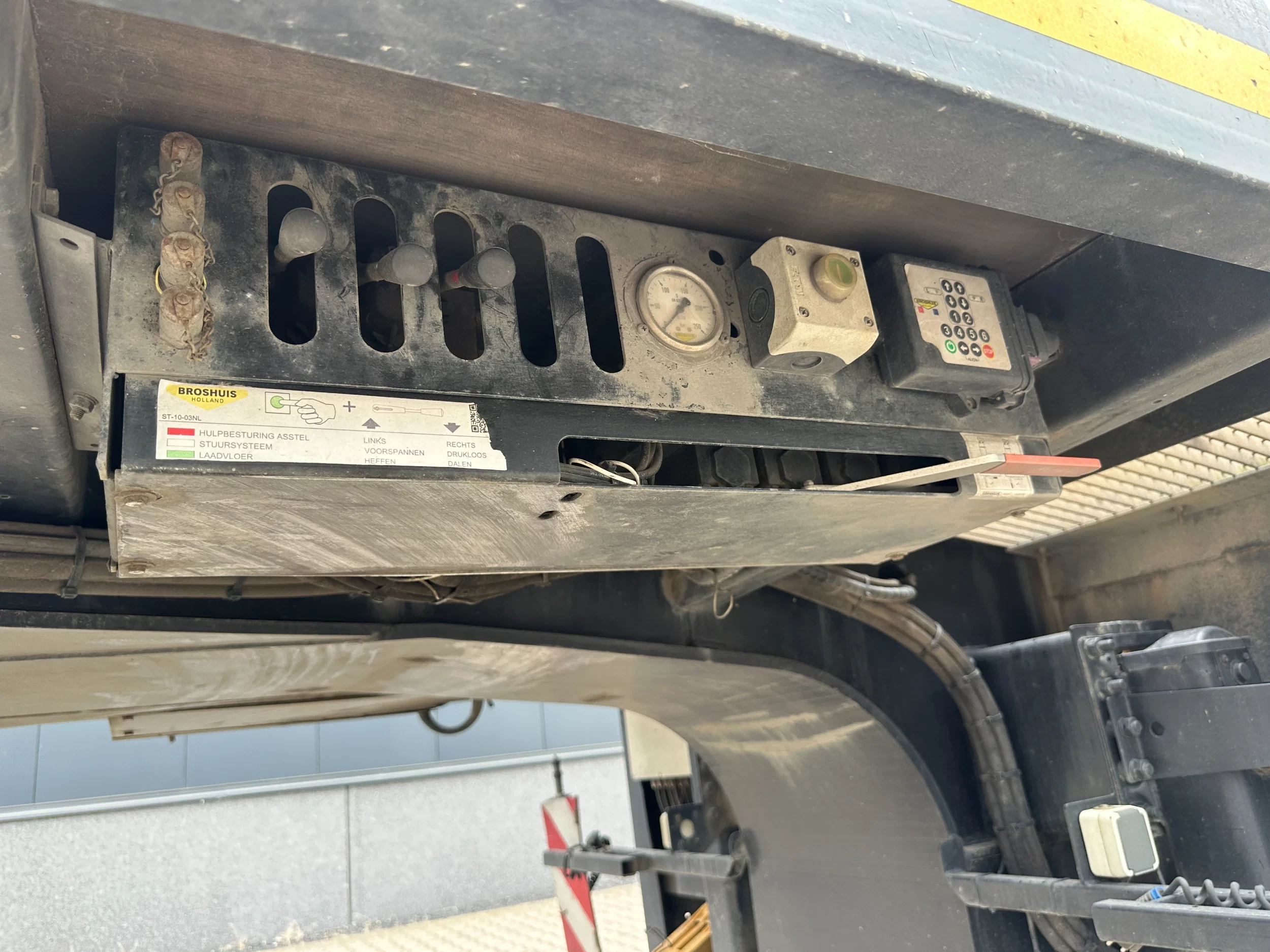 Broshuis 2017 - 3ABSD Lowloader 3-axle / GVW: 59.000kg / Neck: 23.000kg / hydraulic steering + ramps + loading table / 4.60m extendable / winch / liftaxle zdjęcie 20