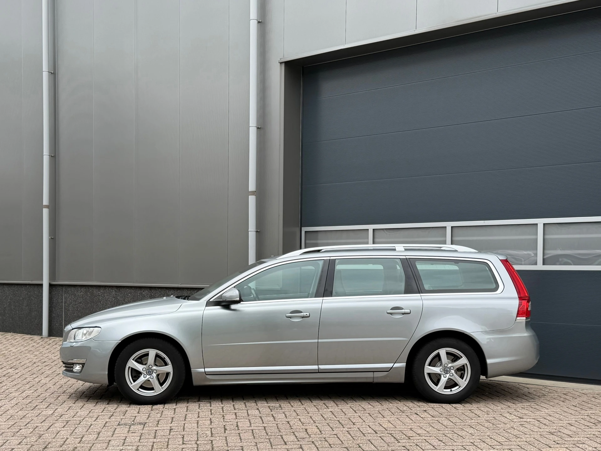Volvo V70 2016 - 2.0 D4 Polar+ bj.2016 Autom|Navi|Leder|Trekh|Nap. afbeelding 2