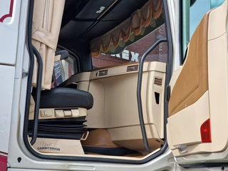 Volvo FH 2017 - 13.500 Globetrotter XL 4x2 - Show truck - Retarder - Custom interior - I parkcool image 27