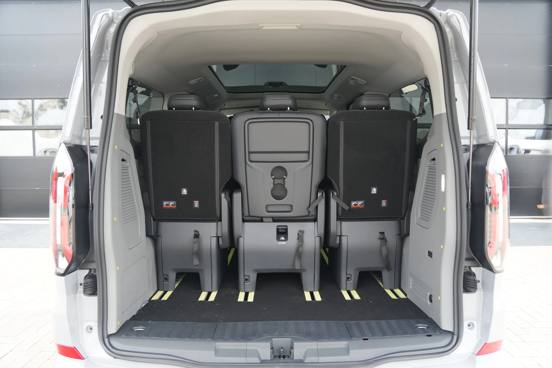 Ford Tourneo Custom 2026 - 340 2.5 PHEV L2H1 Titanium X 232pk | ACC | Pano | B&O | Elek. schuifdeuren | 360 camera | Elek-Trekhaak | Prijs excl. BTW | Rijklaar image 12