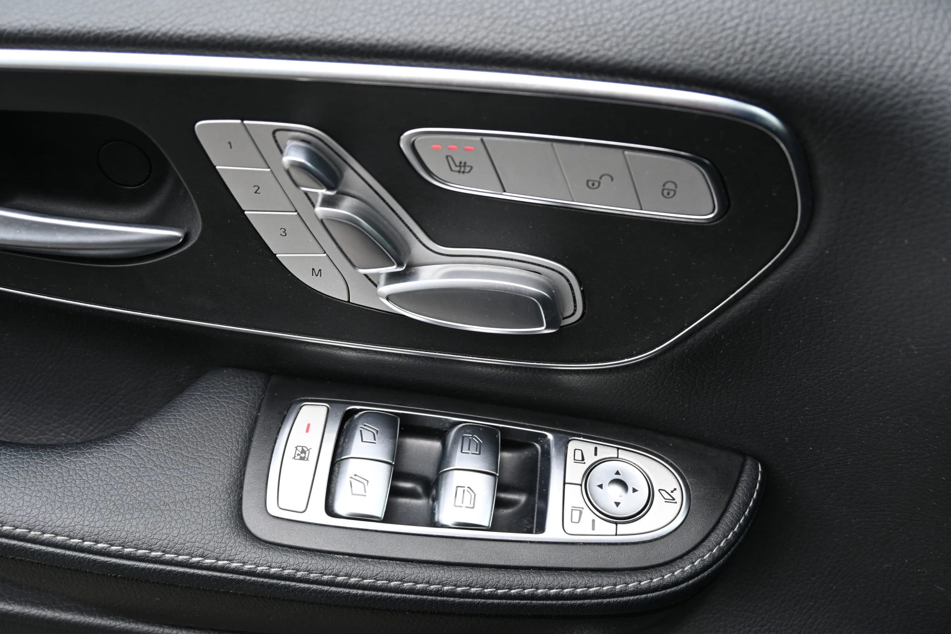 Mercedes-Benz V-Class 2024 - 300d 4-MATIC AMG DC Avantgarde zdjęcie 24