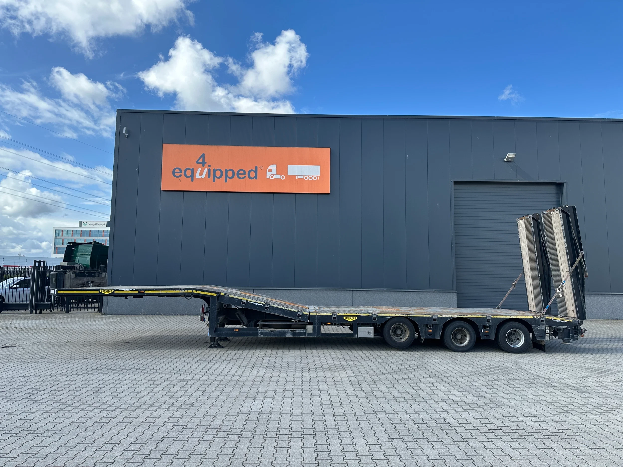 Broshuis 2017 - 3ABSD Lowloader 3-axle / GVW: 59.000kg / Neck: 23.000kg / hydraulic steering + ramps + loading table / 4.60m extendable / winch / liftaxle afbeelding 3