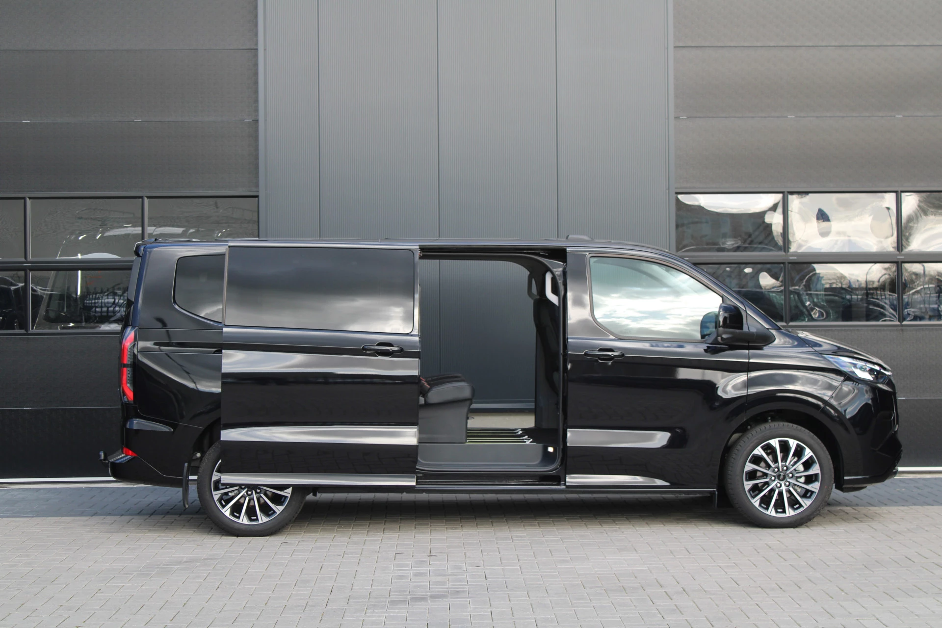 Ford Tourneo Custom 2025 - 340 2.5 PHEV L2H1 Titanium X 232pk | 2x Schuifdeur | ACC | 360 camera | Leder | Navi | Verwarmd stuurwiel | 19" LM velgen | Rijklaar obrázek 5