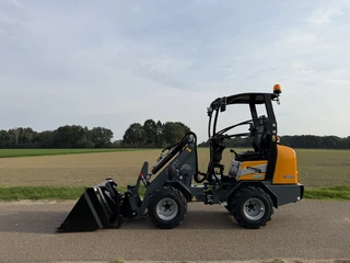 Giant G1500 minishovel / kniklader NIEUW (vast dak, hoge giek) 2026 afbeelding 3 miniatuur
