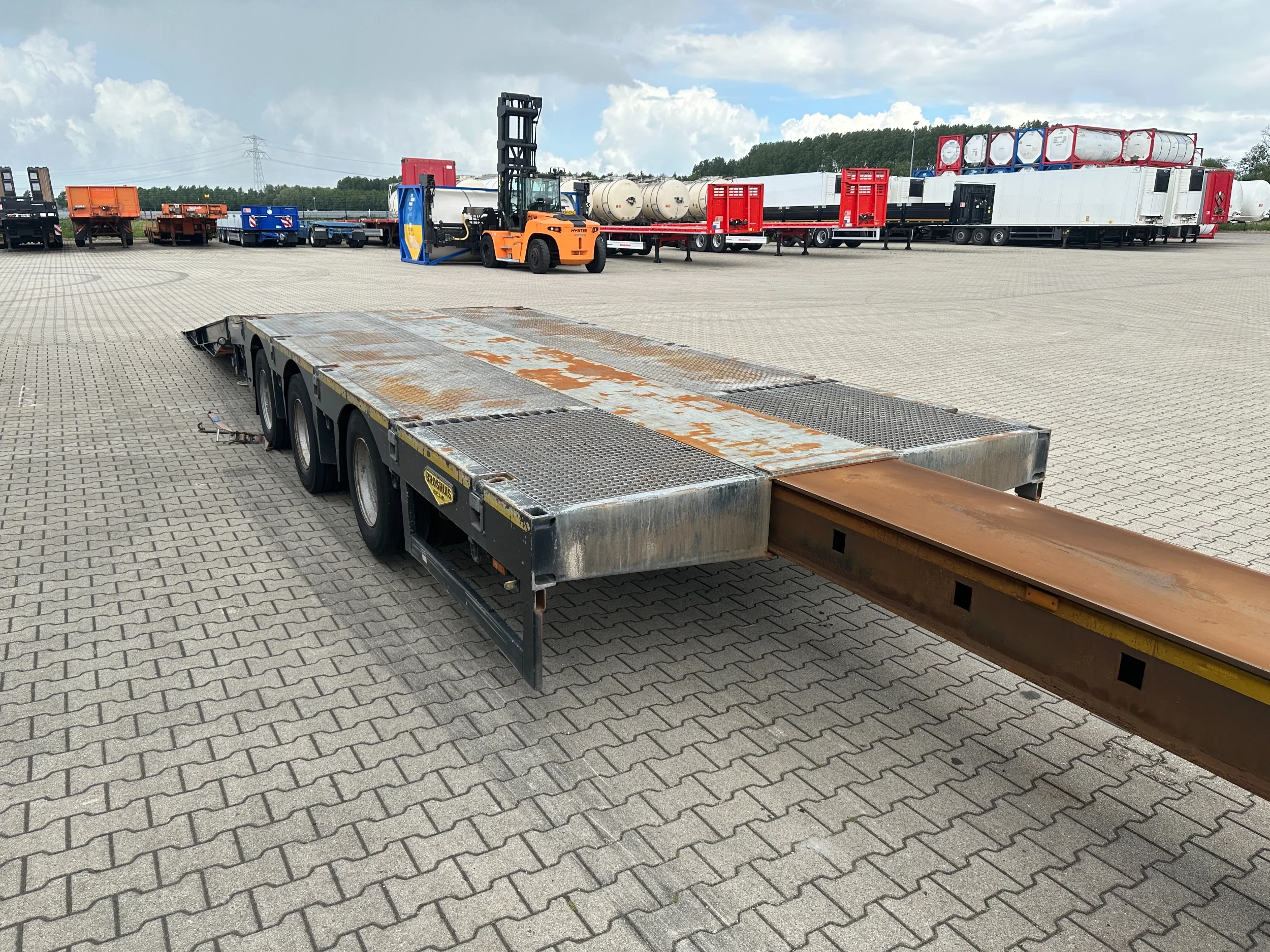 Broshuis 2017 - 3ABSD Lowloader 3-axle / GVW: 59.000kg / Neck: 23.000kg / hydraulic steering + ramps + loading table / 4.60m extendable / winch / liftaxle afbeelding 39