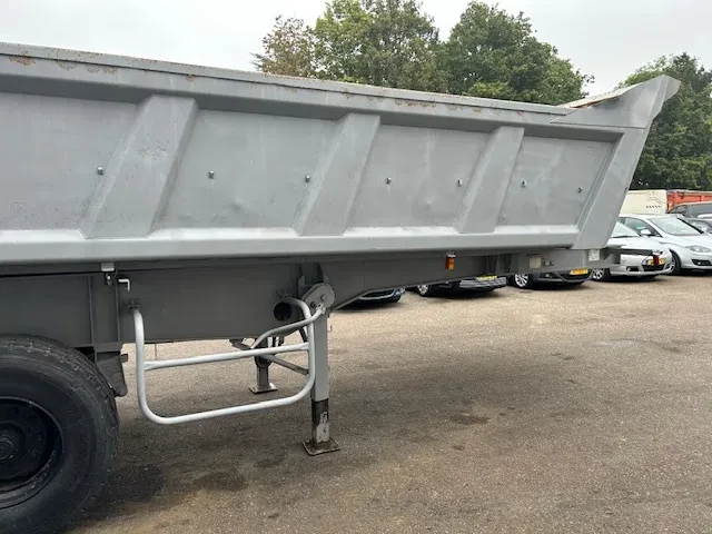 CIF 1999 - 2 Axle Steel Tipper , Spring Suspension , Drum Brakes imagem 6