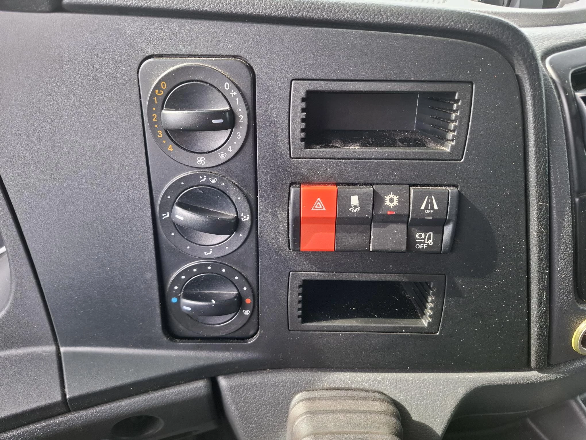 Mercedes-Benz Atego 2020 - 1523 / THERMOKING T560R / 201691 KM / LAMBERET ISOLATED COOLBOX 7MTR / PLATFORM 1500KG / TUV:06-11-2026 / TOP CONDITION / AUTOMATIC / EURO-6 / 2020 obrázek 26