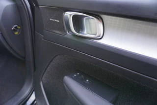 Volvo XC40 2023 - 1.5 T4 Recharge Dark Plus Hybride 20"Licht metalen velgen bild 24