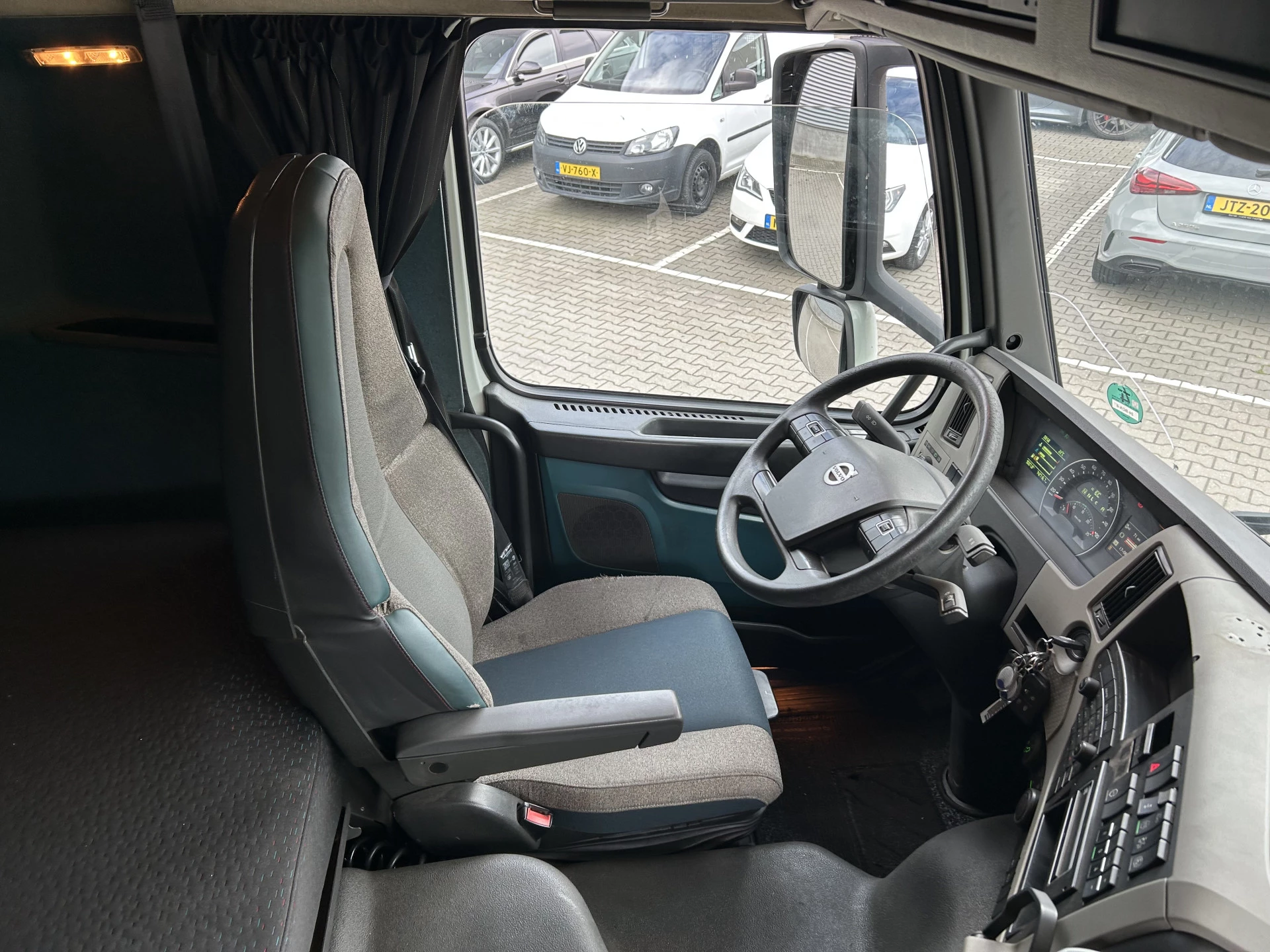 Volvo FM 330 2014 - Globetrotter / 742 dkm obrázek 3