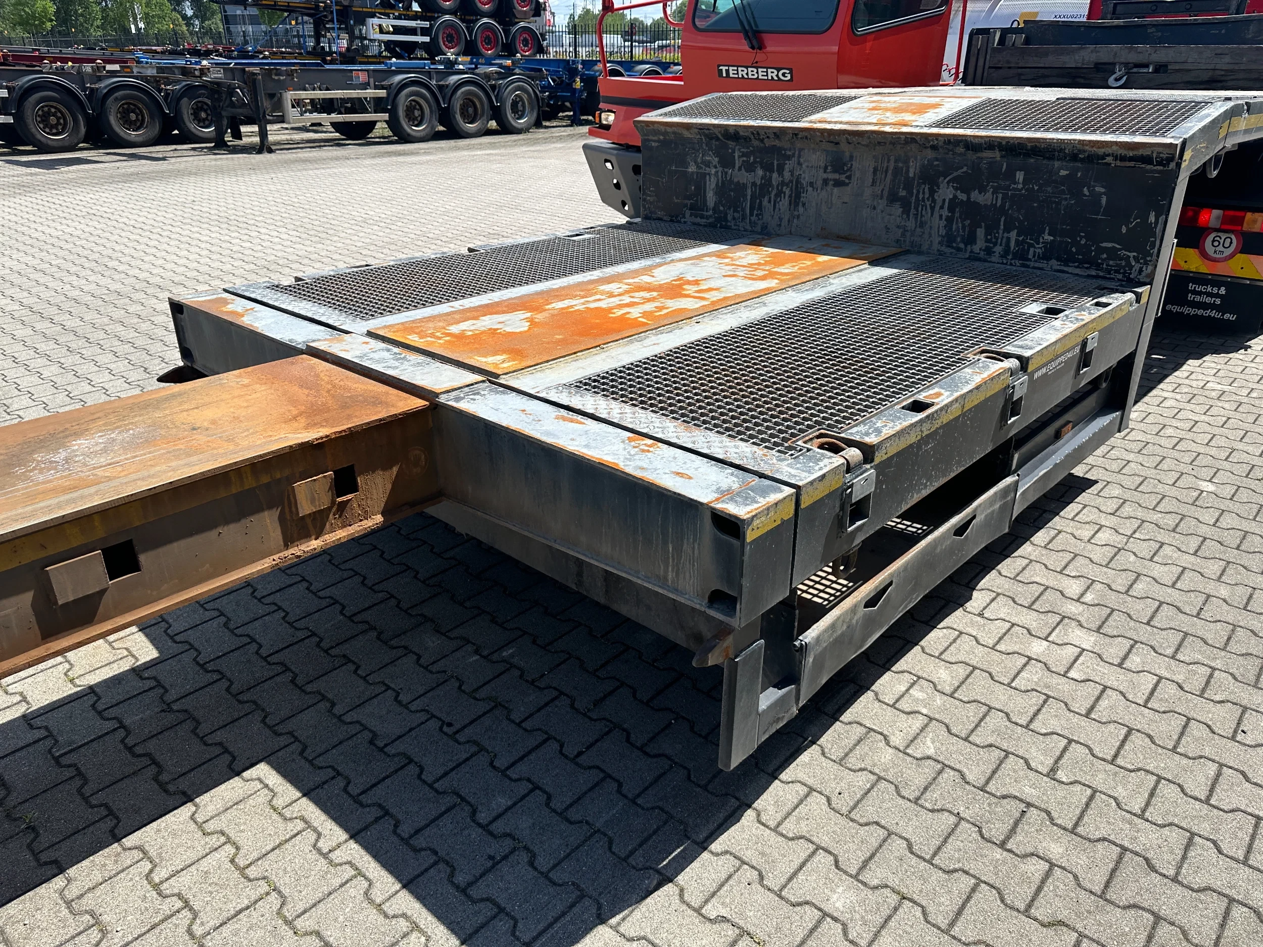 Broshuis 2017 - 3ABSD Lowloader 3-axle / GVW: 59.000kg / Neck: 23.000kg / hydraulic steering + ramps + loading table / 4.60m extendable / winch / liftaxle afbeelding 45
