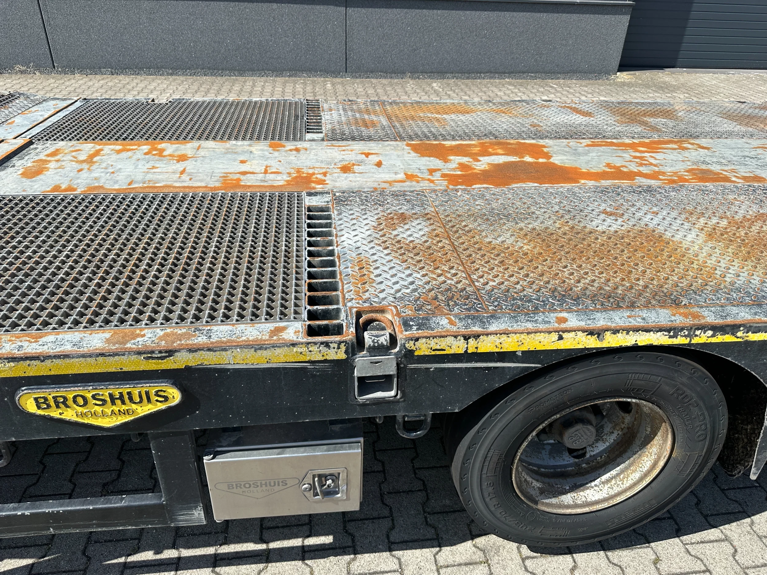 Broshuis 2017 - 3ABSD Lowloader 3-axle / GVW: 59.000kg / Neck: 23.000kg / hydraulic steering + ramps + loading table / 4.60m extendable / winch / liftaxle afbeelding 31