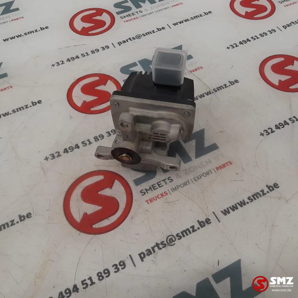 Mercedes-Benz - AdBlue pomp Mercedes afbeelding 4