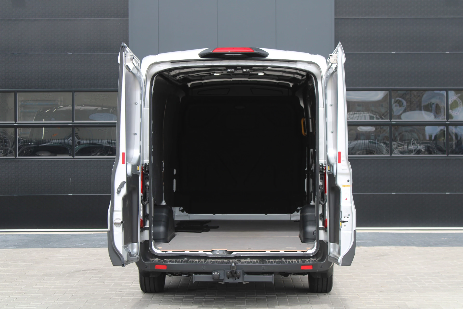 Ford Transit 2024 - 350 2.0 TDCI L3H2 Limited Raptor 165pk - LUCHTVERING - ACC - Blind Spot - 360 camera - Raptor Grill - Stoel-Stuurverwarming - Trekhaak - Rijklaar zdjęcie 4