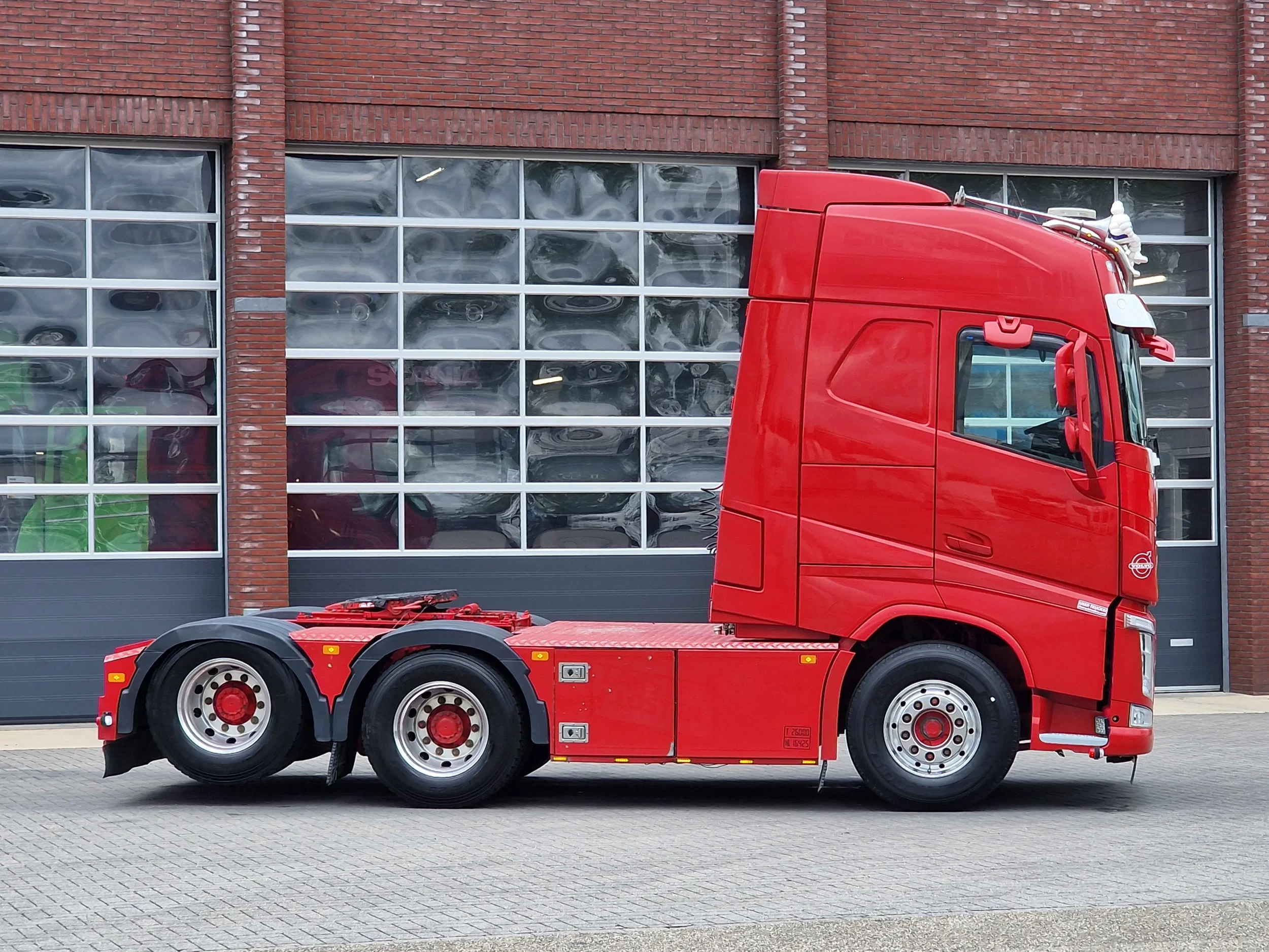 Volvo FH 2020 - 13.540 Globetrotter 6x4 - Lift axle - PTO/Hydraulic - Custom interior - Full air изображение 8
