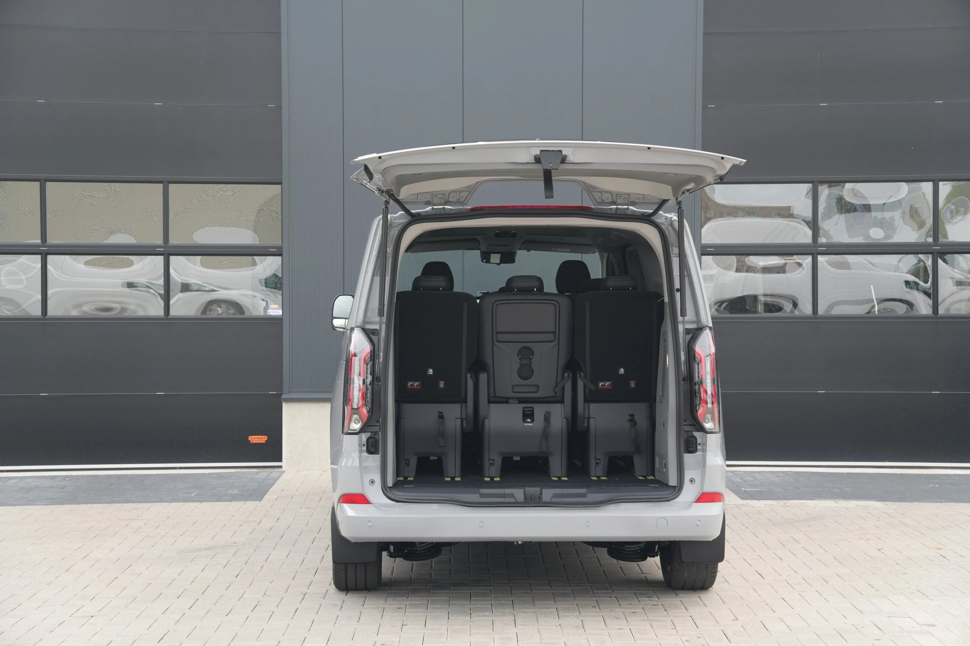 Ford Tourneo Custom 2026 - 340 2.5 PHEV L2H1 Titanium X 232pk | ACC | Pano | B&O | Elek. schuifdeuren | 360 camera | Elek-Trekhaak | Prijs excl. BTW | Rijklaar image 8