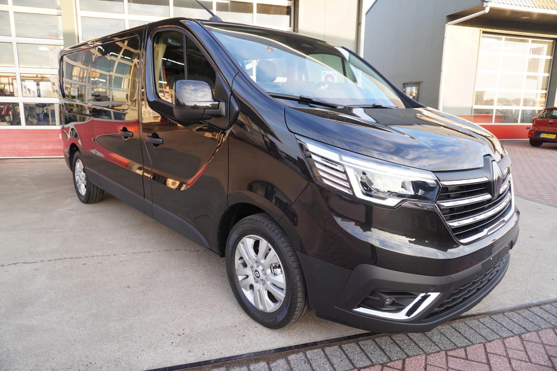 Renault Trafic 2024 - 2.0 Bleu dCi EDC 170PK L2H1 Red Edition DubbelCabine Automaat imagen 2
