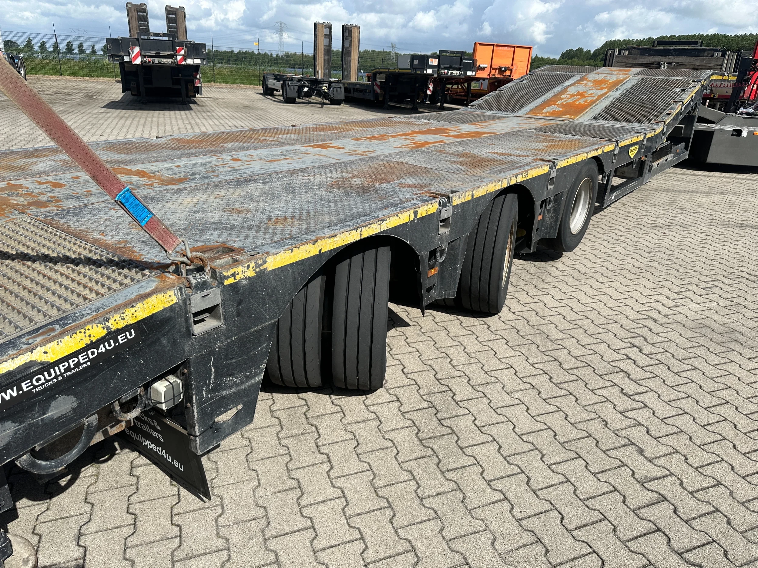 Broshuis 2017 - 3ABSD Lowloader 3-axle / GVW: 59.000kg / Neck: 23.000kg / hydraulic steering + ramps + loading table / 4.60m extendable / winch / liftaxle afbeelding 55