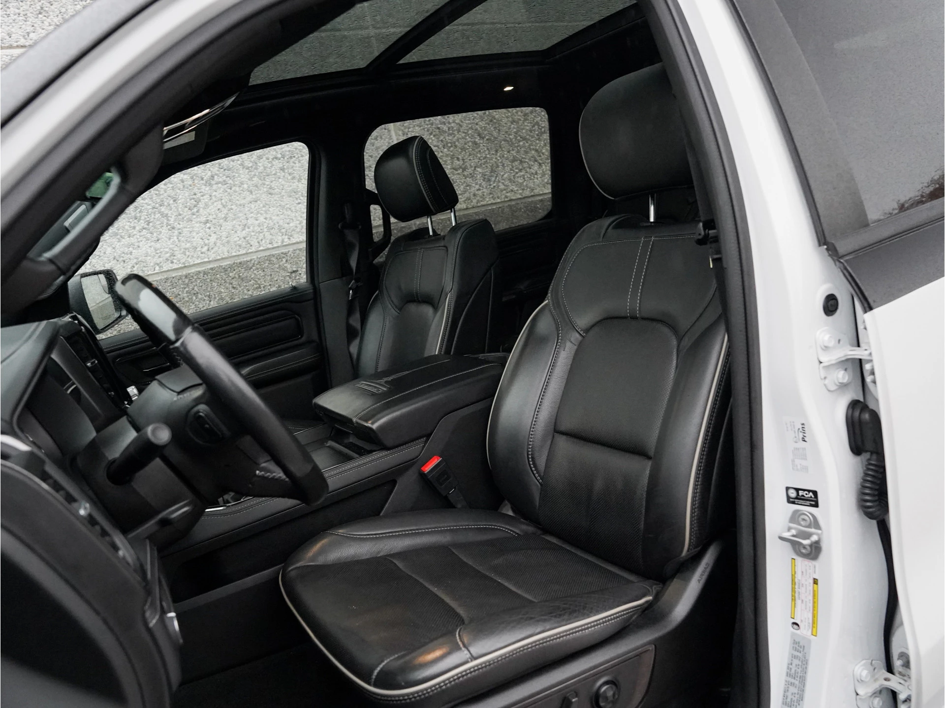 Dodge Ram 1500 2022 - 5.7 V8 4x4 Crew Cab Limited Night изображение 39