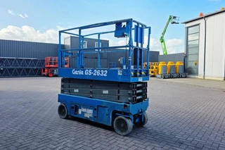 Genie 2011 - GS2632 Electric, 10m Working Height, Non Marking T image 2 miniature