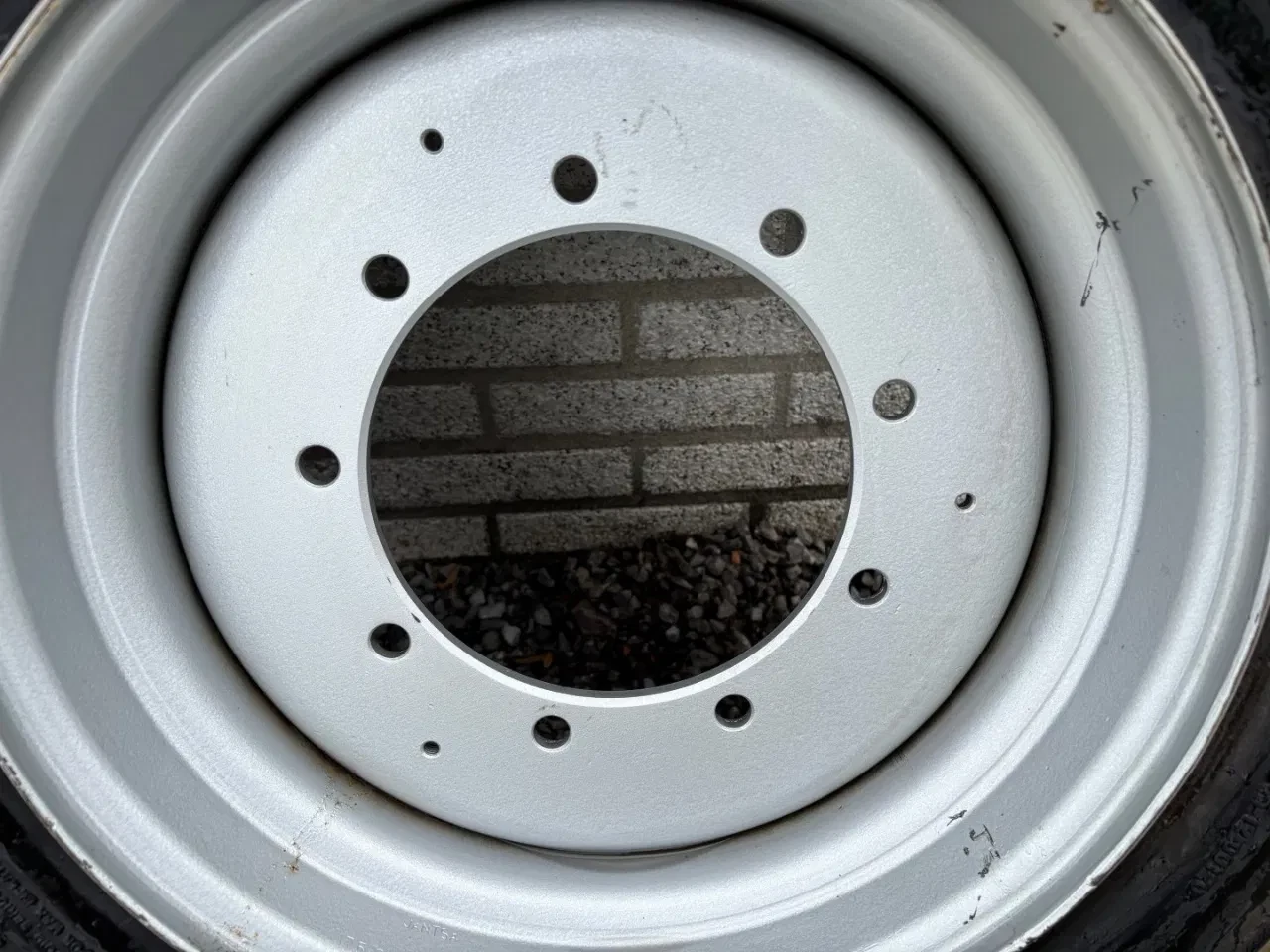 JLG - E450AJ, OTR IN240/ 55D17.5 UNUSED solid tires + rims (set of 2) afbeelding 13