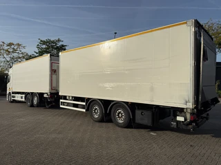Scania R 2021 - NGS R520 V8 / 646341 KM / RETARDER / DOUBLE TANK / ISOLATED BOX / THROUGH LOADING SYSTEM / 2XPLATFORM / LIFT+LENKACHSE / NAVI / LEATHER / FRIDGE / AUTOMATIC / EURO-6 / 2021 afbeelding 2 miniatuur