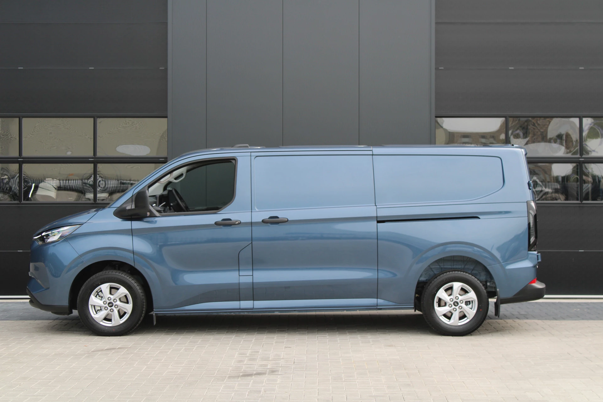 Ford Transit Custom 2025 - 320 2.5 PHEV L2H1 Trend 232pk - 5 jaar GARANTIE - 2x Schuifdeur - Adaptive Cruise - Blind Spot - Navigatie - Camera - Verwarmd Stuur - Rijklaar image 9
