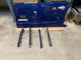 Scania N/A 2025 - Sideskirt set compleet met montage steunen V8 Logo en verlichting t.b.v. 6x2/4 trekker 4.10m wielbasis immagine 1